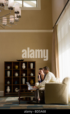 Zwei Geschäftsleute in der lobby Stockfoto