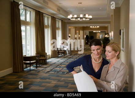 Zwei Geschäftsleute in der lobby Stockfoto