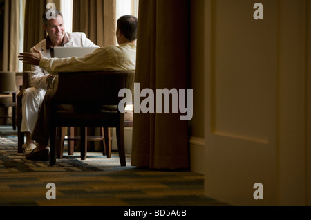 Zwei Geschäftsleute in der lobby Stockfoto