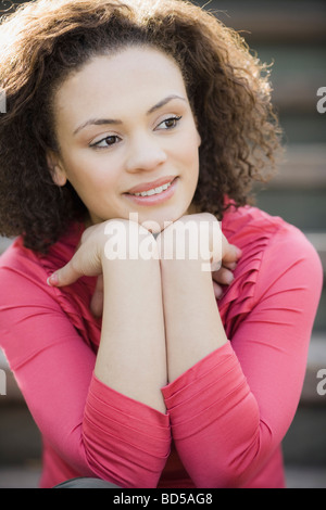 Eine Frau im Freien auf Treppen lächelnd Stockfoto