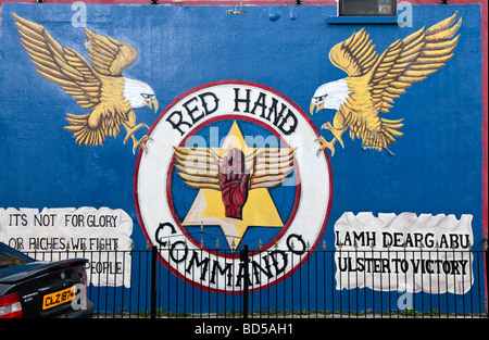 Loyalist Wandbild Darstellung der Red Hand Commando gemalt im Jahr 2000 in Glenwood Straße im Bereich Shankhill von West Belfast. Stockfoto