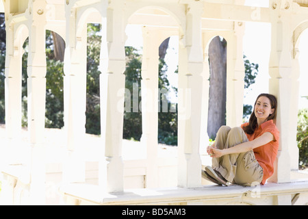 Eine Frau an einem Park entspannen Stockfoto
