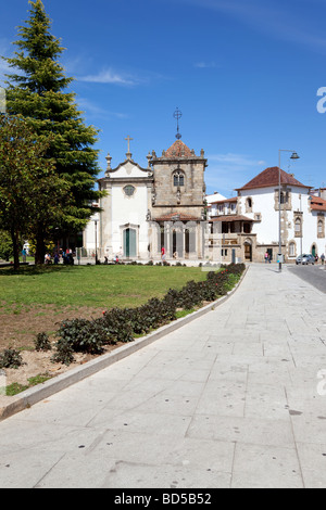 São Joao Souto Kirche (links) und die Coimbras Kapelle (rechts). Zwei mittelalterliche Sakralbauten in der Stadt Braga, Portugal. Stockfoto