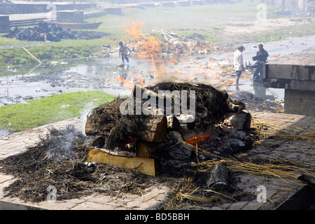 traditionelle hinduistische Scheiterhaufen und Feuerbestattung an den Ufern des Flusses bagmati Stockfoto