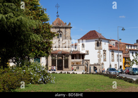 São Joao Souto Kirche (links) und die Coimbras Kapelle (rechts). Zwei mittelalterliche Sakralbauten in der Stadt Braga, Portugal. Stockfoto