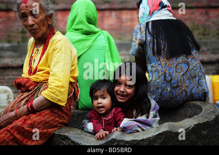Alte Dame und kleinen Kindern zusammensitzen, Nepal Stockfoto