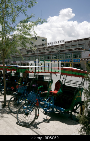 traditionelle chinesische Fahrradrikschas warten auf Kunden in lhasa Stockfoto