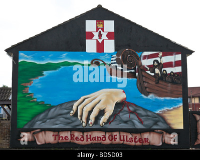 Belfast-Wandbild in der Loyallist niedriger Shankhill Bereich Darstellung einer Legende hinter die Rote Hand von Ulster-Symbol. Stockfoto