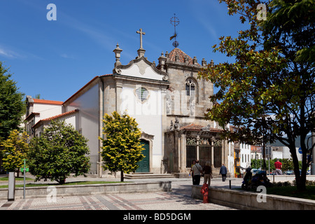 São Joao Souto Kirche (links) und die Coimbras Kapelle (rechts). Zwei mittelalterliche Sakralbauten in der Stadt Braga, Portugal. Stockfoto