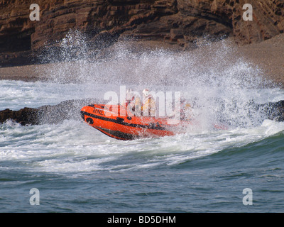 RNLI inshore Rettungsboot Crew in Aktion, Bude, Cornwall Stockfoto