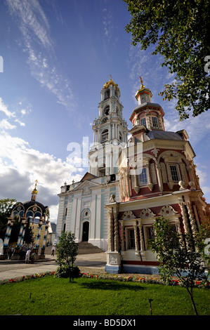 Sergiev Posad Kloster Annahme Uspenski Kathedrale und gut Stockfoto