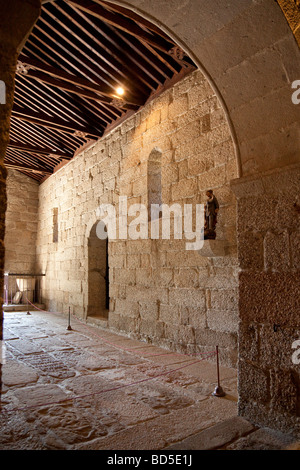 Romanische Sao Miguel-Kapelle, in der Nähe von Schloss Guimaraes, wo viele mittelalterliche Ritter begraben sind. Stadt Guimaraes, Portugal. Stockfoto