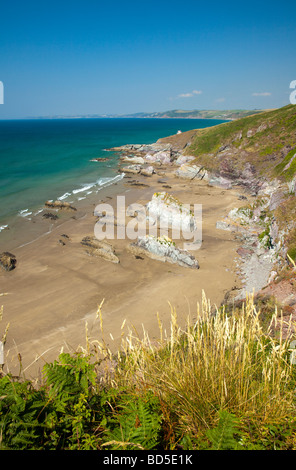 Sommer auf den unberührten Strand von Freathy in Cornwall Teil der Whitsand Bay Area mit seinen zerklüfteten Küsten und blauen Wasser Stockfoto