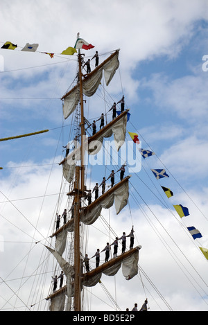 Segler-Gleichgewicht auf die Holme der mexikanischen drei Masten Viermastbark Cuauhtemoc, Funchal 500 Tall Schiffe Race 2008, Falmouth, Cornwall Stockfoto