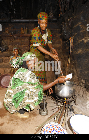 Frauen kochen in einer Hütte, Mbororo ethnische Gruppe, Bamenda, Kamerun, Afrika Stockfoto