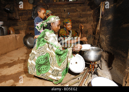 Frauen kochen in einer Hütte, Mbororo ethnische Gruppe, Bamenda, Kamerun, Afrika Stockfoto