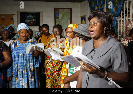 Frauen singen während eines Gottesdienstes, Mbororo Ethnizität, Bamenda, Kamerun, Afrika Stockfoto