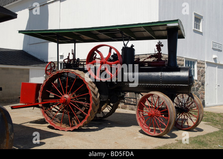 Ein Jahrhunderte alte Dampf-engined Traktor sitzt an einer antiken Traktormuseum Ortsbild des häufigen antiken Traktor und Dreschmaschine zeigt. Stockfoto