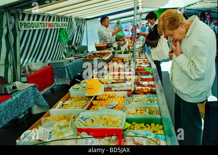 Paris Frankreich, Senior Woman Shopping outside Public Food Markets 'Italien Food' Stall, Display Food prices Stockfoto