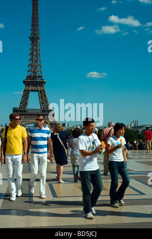Paris Frankreich, Mittlere Menschenmenge, Straßenszene, Touristische Paare, Ein Asiatisches Paar, Jungs essen Eis, laufen in der Nähe des Eiffelturms Stockfoto