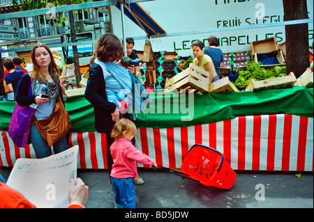 Paris Frankreich, Familien Shopping außerhalb der öffentlichen Bio-lebensmittel, französischen Markt, Ständer, Display, Kind, Straßenhändler, Batignolles, authentische französische lifes Stockfoto