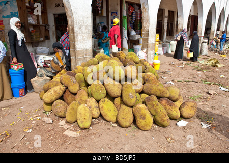 Jackfrüchte am Obstmarkt in Zanzibar Town, Sansibar, Tansania, Afrika Stockfoto