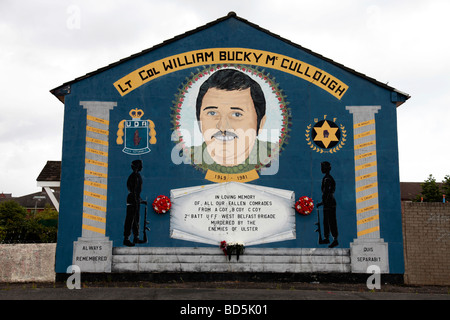 Loyalist Wandbild in der unteren Shankill zum Gedenken an William "Bucky" McCullough, die im Jahr 2001 durch die INLA getötet wurde. Stockfoto