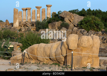 Eines der Telemones aus dem Tempel des Olympischen Zeus in Agrigento (Agrigent), Sizilien. Stockfoto