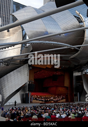 Publikum und Orchester in Jay Pritzker Pavilion, Millenium Park, Chicago, Illinois Stockfoto