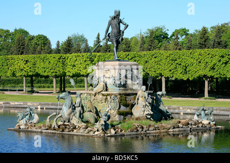 Neptun-Brunnen in den oberen Gärten der Peterhof in Sankt Petersburg, Russland Stockfoto