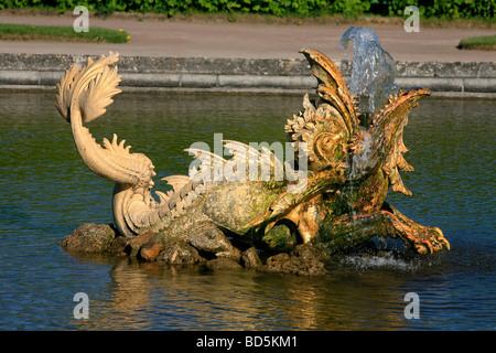 Brunnen am oberen Park von Peterhof in Sankt Petersburg, Russland Stockfoto