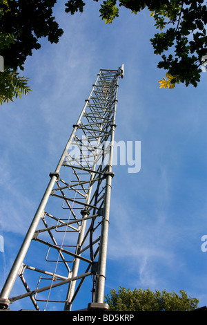 Handy-Kommunikation-Mast in den Himmel in ländlicher Umgebung Stockfoto