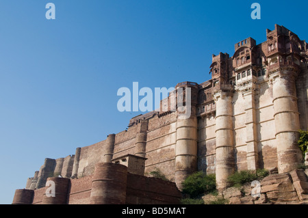 Meherangarh Fort, die majestätische Festung, Blick auf die Festung außerhalb der Mauern und großzügige Innenräume, Jodpur, blaue Stadt, Rajasthan, Indien Stockfoto