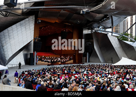 Publikum und Orchester in Jay Pritzker Pavilion, Millenium Park, Chicago, Illinois, USA Stockfoto