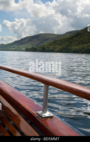 Ein Boot-Schiene auf einem Dampfer auf dem Ullswater, Lake District, Cumbria, UK. Stockfoto