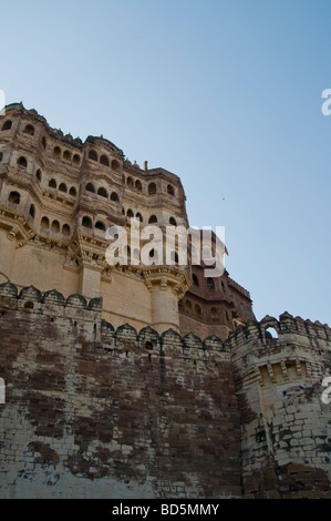 Meherangarh Fort, die majestätische Festung, Blick auf die Festung außerhalb der Mauern und großzügige Innenräume, Jodpur, blaue Stadt, Rajasthan, Indien Stockfoto