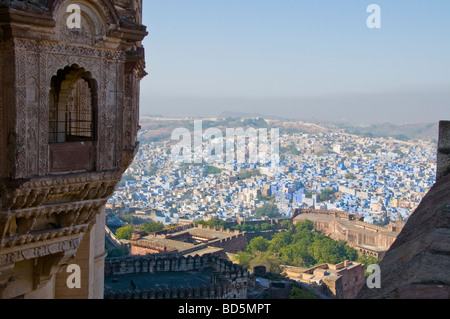 Meherangarh Fort, die majestätische Festung, Blick auf die Festung außerhalb der Mauern und großzügige Innenräume, Jodpur, blaue Stadt, Rajasthan, Indien Stockfoto