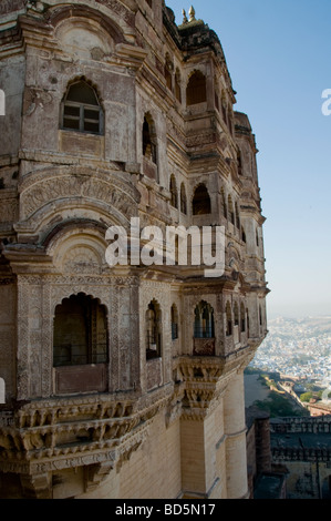 Meherangarh Fort, die majestätische Festung, Blick auf die Festung außerhalb der Mauern und großzügige Innenräume, Jodpur, blaue Stadt, Rajasthan, Indien Stockfoto