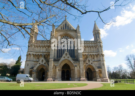 Vorderseite der Kathedrale von St Albans Stockfoto