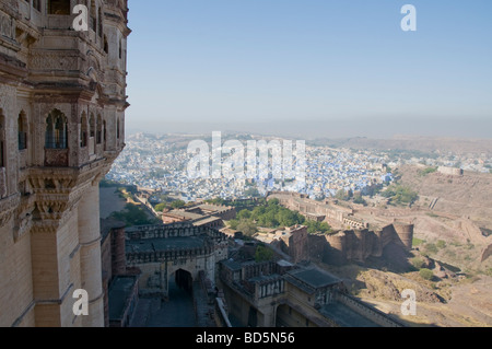 Meherangarh Fort, die majestätische Festung, Blick auf die Festung außerhalb der Mauern und großzügige Innenräume, Jodpur, blaue Stadt, Rajasthan, Indien Stockfoto