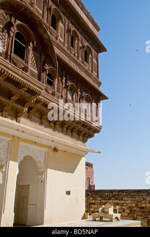 Meherangarh Fort, die majestätische Festung, Blick auf die Festung außerhalb der Mauern und großzügige Innenräume, Jodpur, blaue Stadt, Rajasthan, Indien Stockfoto