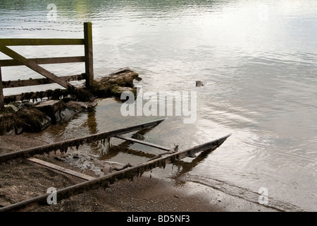 Eine kleine Anlegestelle am Ufer des Ullswater, Lake District, Cumbria, UK. Stockfoto