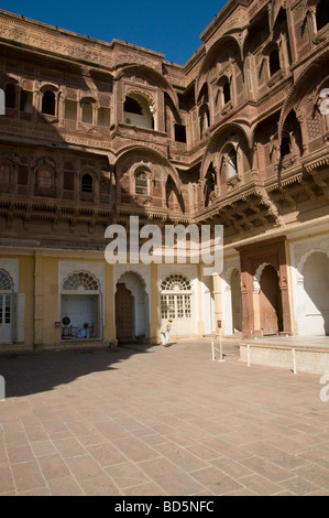 Meherangarh Fort, die majestätische Festung, Blick auf die Festung außerhalb der Mauern und großzügige Innenräume, Jodpur, blaue Stadt, Rajasthan, Indien Stockfoto