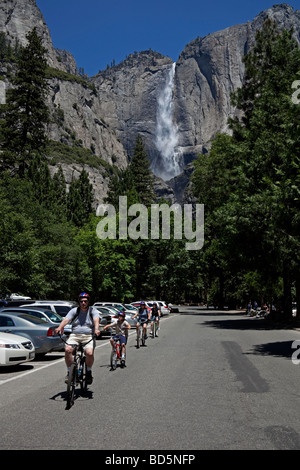 Familie von Radfahrern mit Yosemite oberen fällt im Hintergrund, Nationalpark, Kalifornien, USA Stockfoto