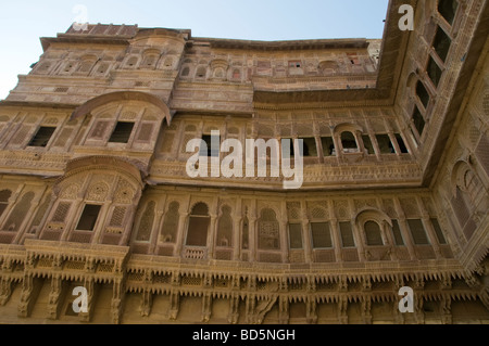 Meherangarh Fort, die majestätische Festung, Blick auf die Festung außerhalb der Mauern und großzügige Innenräume, Jodpur, blaue Stadt, Rajasthan, Indien Stockfoto