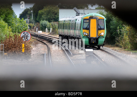 Royalty free Foto Eisenbahn Zug auf Schienen Annäherung an Bahnübergang in London UK Stockfoto