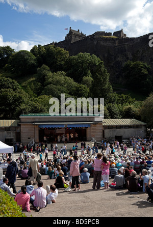 Edinburgh-Publikum bei Ross Bandstand mit Schloss im Hintergrund während der jährlichen Edinburgh Jazz Festival, Schottland, UK, Europa Stockfoto