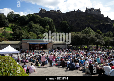 Edinburgh-Publikum bei Ross Bandstand mit Schloss im Hintergrund während der jährlichen Edinburgh Jazz Festival, Schottland, UK, Europa Stockfoto