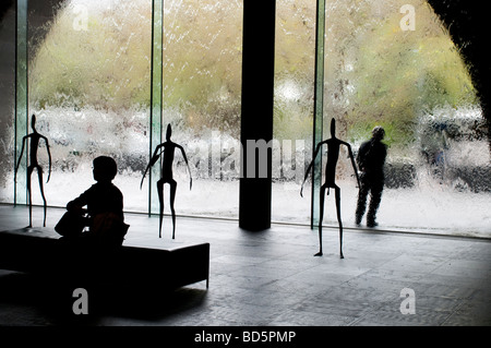 Moderne Skulpturen im Foyer von der National Gallery of Victoria NGV International Melbourne Victoria Australia Stockfoto