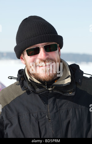 Der bärtige junge Mann in der Sonnenbrille Stockfoto